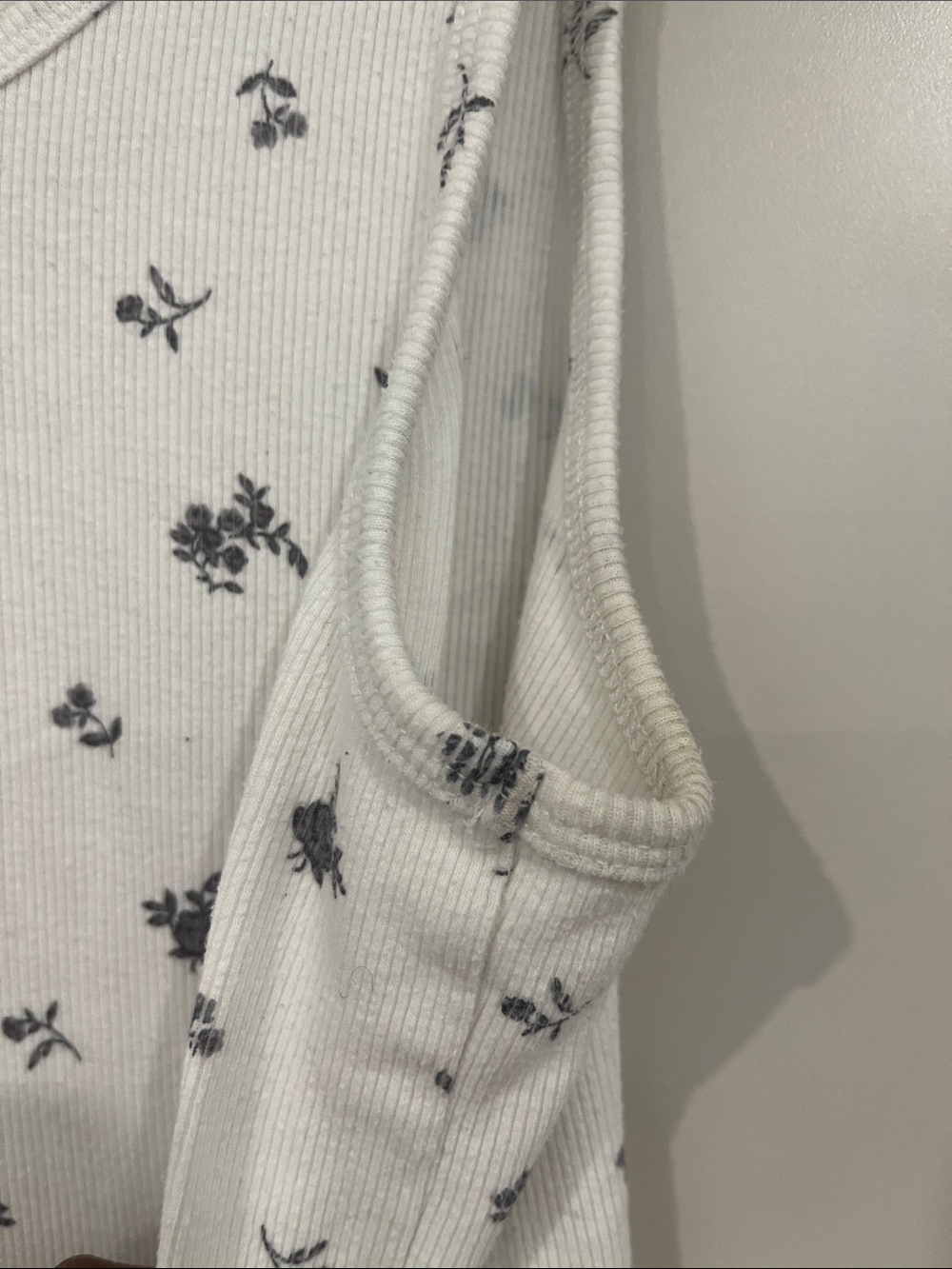 abercrombie kids White Tank Top with Small Black Floral Print - Picture 5 of 5
